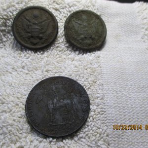 WW1 Military buttons and an 
Excelsior shoe token