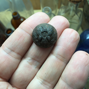 Officer's infantry button (mid to late 1800s).
