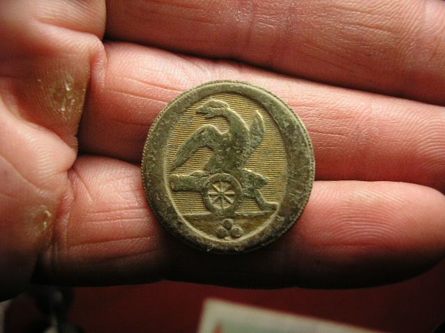 Early 1800's U.S. Artillery Eagle w/ Cannon - This button came from a very productive field that also saw several Spanish Silvers and many military bu