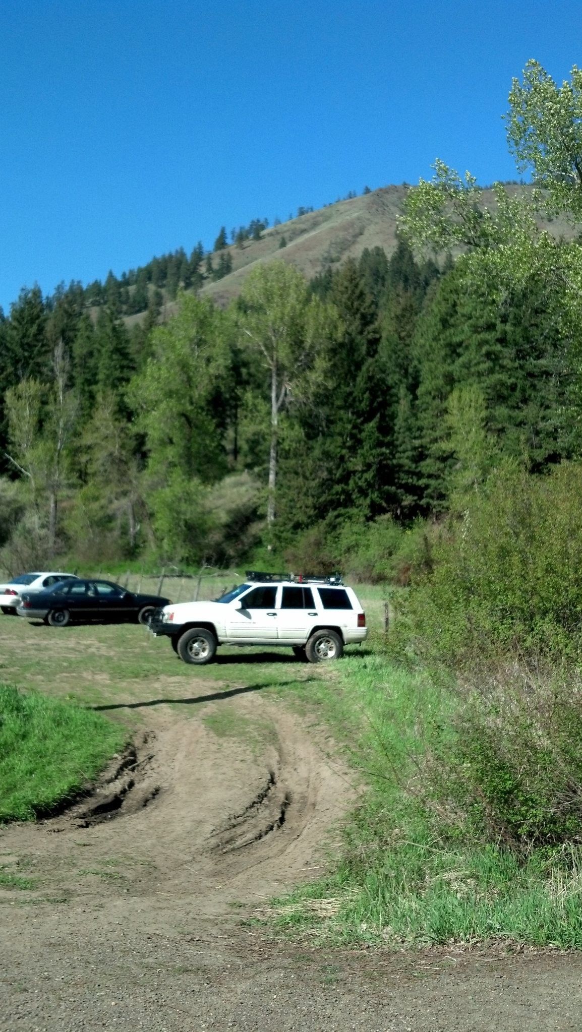 Small parking area just south of Liberty WA. Must park here to hike to gated roads to the First Creek agate and geode digs.