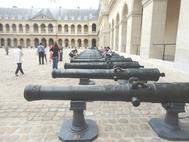An-array-of-French-classical-cannons.jpg