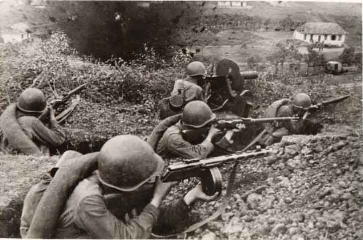 WWII2.Russia.fight.weapons.PPSH.jpg
