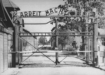 Auschwitz_gate_brama_1940s.jpg