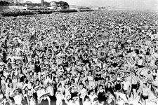 con-crowdedbeach.webp
