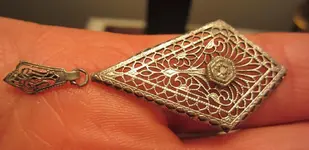 Silver_filigree_pendant.webp Silver_filigree_pendant.webp