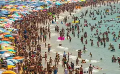 benidorm-crowd-3_3385024k.webp
