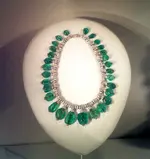 emerald necklass cartier.webp