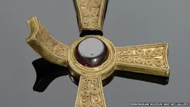 _84200853_hoard_cross_624.webp _84200853_hoard_cross_624.webp