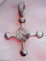 2B7E2A6700000578-3203420-Malcolm_Corfield_63_found_the_inch_long_crucifix_buried_eight_in-m-2...webp 2B7E2A6700000578-3203420-Malcolm_Corfield_63_found_the_inch_long_crucifix_buried_eight_in-m-2...webp