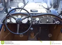 vintage-car-dashboard-2642135.webp