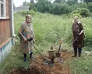 woman-with-metal-detector-01.webp