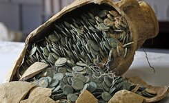 Coins-in-broken-amphora-crop-Jose-Manuel-Vidal-EPA.jpg