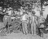 shells_Gettysburg-stacks_12-pounder_1913-photo_Library-of-Congress-photo.webp