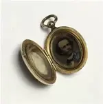 thQBTKMBGD locket.webp