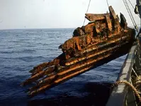 PL0243-Copper-Ship-recovering-part-of-the-hull-photo-Lech-Nowicz.webp
