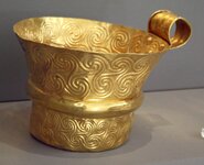 6257_-_Archaeological_Museum,_Athens_-_Gold_cup_from_Mycenae_-_Photo_by_Giovanni_Dall'Orto,_Nov_.jpg