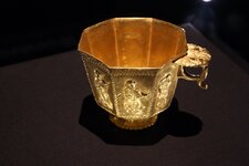 Octagonal_footed_gold_cup_from_the_Belitung_shipwreck,_ArtScience_Museum,_Singapore_-_20110618-0.jpg