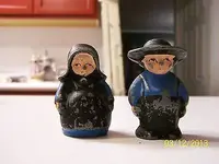 Vintage-Amish-salt-and-pepper-shakers-cast-iron.webp