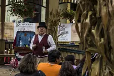 K1600_Street Entertainer2.webp