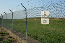 2008-08-01_No_Tresspassing_sign_at_RDU.webp