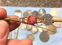 gold brooch.webp gold brooch.webp