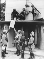 Bundesarchiv_Bild_183-E10458,_Polen,_Zollstation,_deutsche_Soldaten.webp Bundesarchiv_Bild_183-E10458,_Polen,_Zollstation,_deutsche_Soldaten.webp