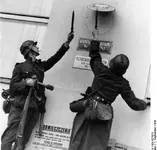 Bundesarchiv_Bild_183-E10458,_Polen,_Zollstation,_deutsche_Soldaten 2.webp Bundesarchiv_Bild_183-E10458,_Polen,_Zollstation,_deutsche_Soldaten 2.webp