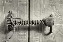 1023005-3214-650-e8e37dd48a-14847298The seal on the doors of the tomb of Tutankhamen, 1922. I...webp 1023005-3214-650-e8e37dd48a-14847298The seal on the doors of the tomb of Tutankhamen, 1922. I...webp