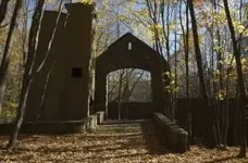 1cornish estate dairy ruins.webp
