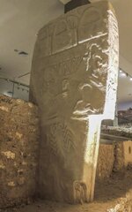Replica-of-pillar-43-the-Vulture-Stone-at-Gobekli-Tepe-Sanliurfa-Museum-Turkey-credit-Alistair-C.jpg