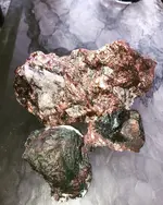 Quartz with iradescent hematite .webp