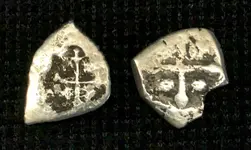 Half Reales Cross side.webp