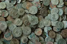 1200px-Frome_Hoard_pile_of_coins.webp 1200px-Frome_Hoard_pile_of_coins.webp