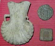 17 07 31 Medieval Pilrim's ampulla, coin weight & Roman Coin Rev.webp