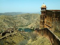 639px-Rajasthan-Jaipur-Jaigarh-Fort-perimeter-walls-Apr-2004-01.JPG