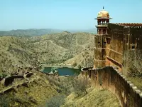 639px-Rajasthan-Jaipur-Jaigarh-Fort-perimeter-walls-Apr-2004-01.webp