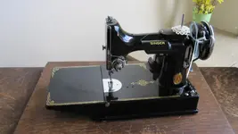Antique+sewing+machines+010.webp