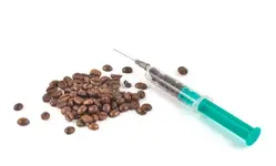 medizinische-spritze-voll-kaffee-31932713.webp