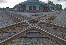 Railroad_crossover_in_Corinth,_Mississippi,_United_States.webp