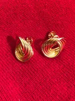 gold earrings.webp