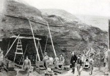 Klondike_mining,_c.1899.jpg