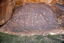 1200px-Newspaper_Rock_Full.webp