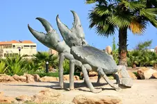 1280px-Giant_crab_outside_hotel_entrance_(4335385982).webp
