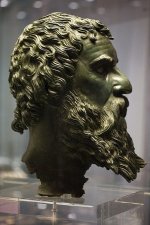440px-National_Archaeological_Museum_Sofia_-_Bronze_Head_from_the_Golyama_Kosmatka_Tumulus_near_.jpg