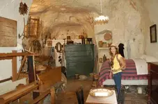 casa-grotta-di-vico-solitario.webp
