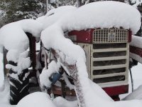 2018.10.12 - Farmall 460 gas - first snowfall of 2018.JPG