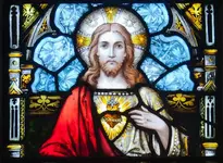 Kildare_White_Abbey_North_Transept_Window_Sacred_Heart_of_Jesus.webp