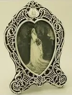 86893fc6043ee9ca7c4bd09a49945cda--silver-picture-frames-silver-cutlery.webp