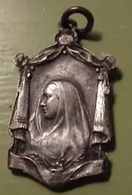 christ-king-medal-mother-mary-vintage.webp