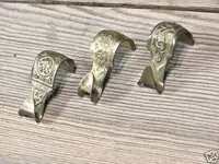 picture-molding-rail-hooks-brass.webp